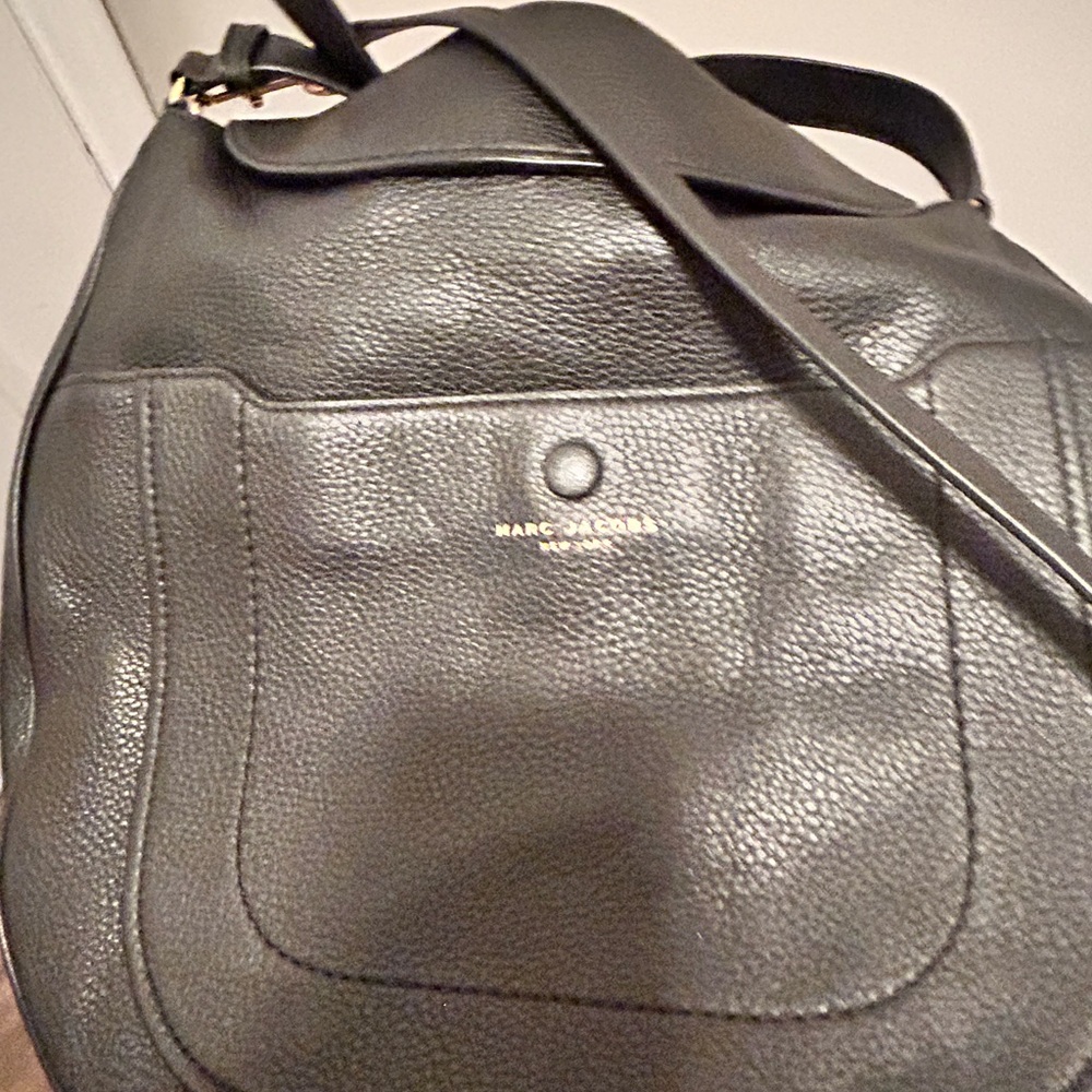 STYLISH Marc Jacobs hobo bag with matching wallet. ***WALLET SOLD SEPARATELY*** - Picture 2 of 11